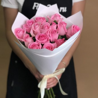 Букет із 15 рожевих троянд (60 см)