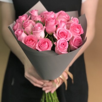 Букет із 19 рожевих троянд (40 см)