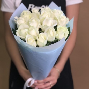 Букет із 15 білих троянд (60 см)